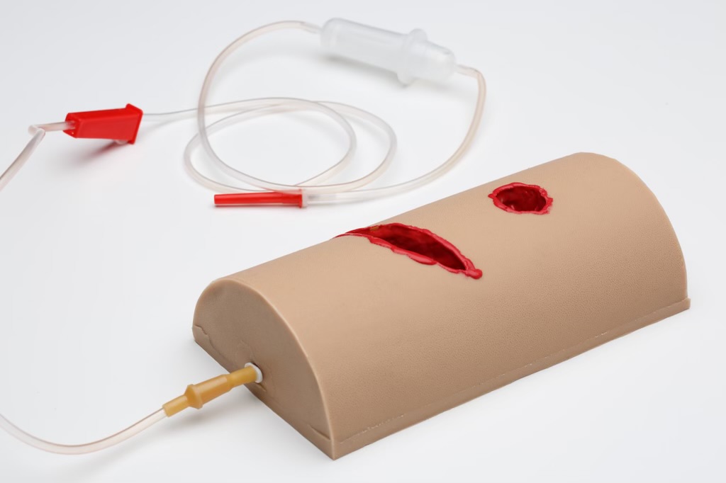 Манекен тренувальний для тампонування ран, 2 типи поранень, з системою подачі крові